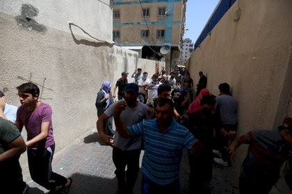 صور: فلسطينيون يخلون منازلهم خلال استهداف الاحتلال برج سكني  في مدينة غزة
