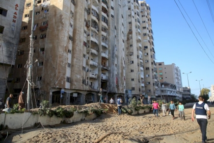 صور: فلسطينيون يتفقدون برجا مدمرا أصيب في غارات جوية إسرائيلية على  مدينة غزة