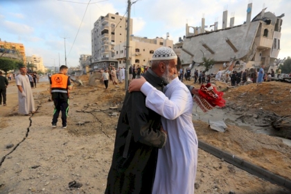 صور: فلسطينيون يؤدون صلاة العيد والتهاني على ركام منزالهم في قطاع غزة عقب قصفها من قبل طائرات الاحتلال