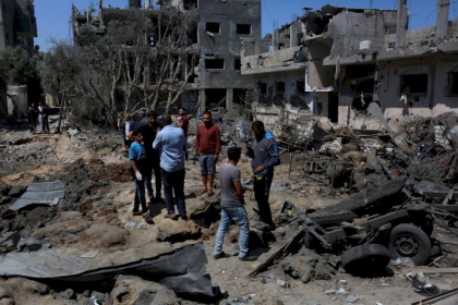 صور: فلسطينيون يتفقدون منازلهم المدمرة في أعقاب قصف إسرائيلي على مدينة غزة