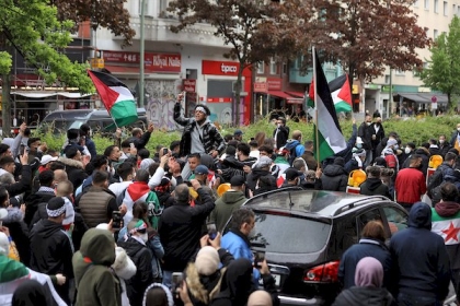 صور: فلسطينيون واجانب يشاركون في وقفة دعما لقطاع غزة والقدس في ساحة كوتبوسر تور في برلين