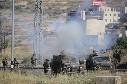 القدس : إصابة 10 شبان خلال مواجهات مع الاحتلال عند باب العامود