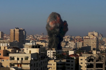 طائرات الاحتلال تقصف منزلا في مدينة غزة