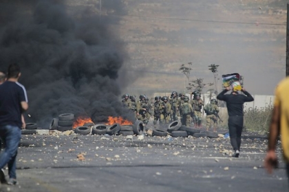 إصابة فريق هيئة تسوية الاراضي بالاختناق في اعتداء للاحتلال جنوب الخليل