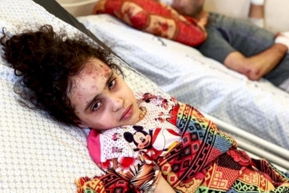 سوزي  طفلة نجت من مجزرة الاحتلال بحق عائلتها تعرف على قصتها