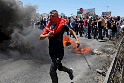 بالصور: مواجهات عنيفة بين الفلسطينيين وقوات الإحتلال على مدخل البيرة نصرة للقدس وغزة