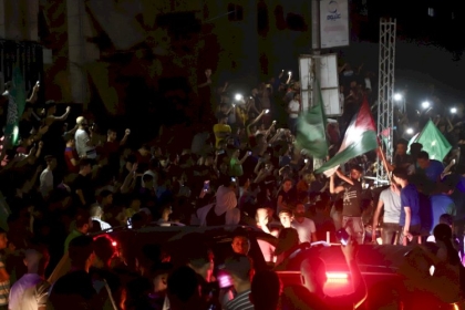 شاهد: مع بدء سريان التهدئة.. مسيرات حاشدة تجوب شوارع قطاع غزّة والضفة الغربية