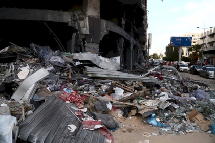 الإعلام العبري: مفاوضات لتهدئة طويلة وتبادل أسرى وآليات إعادة إعمار غزة برعاية مصرية