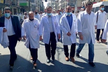 نقابة الأطباء تنظم وقفة وفاء للشهداء الأطباء بغزة