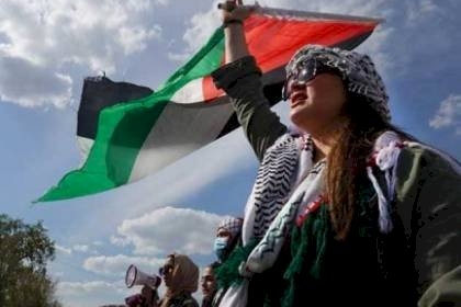 التايمز: مدير مدرسة بريطانية يعتذر لوصفه العلم الفلسطيني بأنه “دعوة للسلاح”