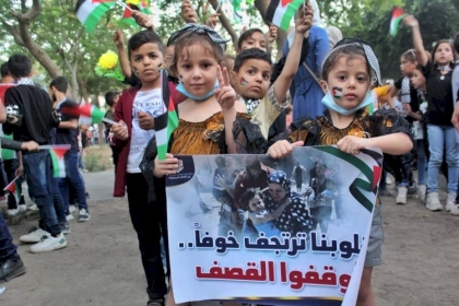 شاهد: وقفة بالورد والشموع تحت عنوان "بلسمة الجراح" حداداً على أرواح الشهداء الأطفال