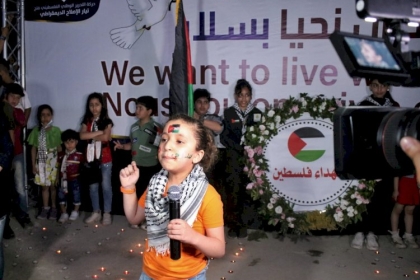 غزة: وقفة بالورد والشموع تحت عنوان "بلسمة الجراح" حداداً على أرواح الشهداء الأطفال