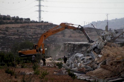 الاحتلال يهدم غرفة زراعية ويجرف أراضي في العيسوية