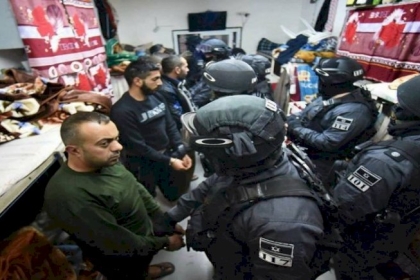 وحدة قمع الاحتلال تنقل أسرى قسم 12 من سجن "نفحة" إلى قسم 8 في  "رامون"