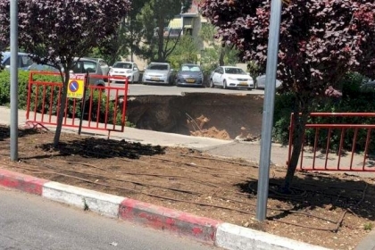 شاهد: لحظة انهيار موقف إسرائيلي للسيارات في القدس