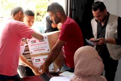 الإمارات ترسل 960 طنا من المواد الطبية والغذائية لنحو 20 ألف أسرة في قطاع غزة