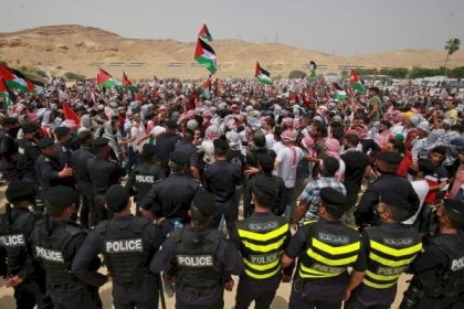 اسرائيل تسلم الاردن موقوفين عبرا الحدود خلال العدوان على غزة