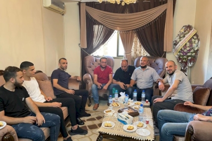 وفد قيادي  من تيار الإصلاح الديمقراطي يزور المناضل أكرم الحايك للاطمئنان على صحته