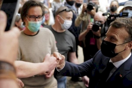 قصر الإليزيه يُعلق على محاولة صفع ماكرون