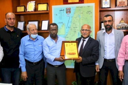 بالصور: تيار الإصلاح الديمقراطي يكرم رئيس بلدية غزة تقديراً لدور البلدية في خدمة المواطنين