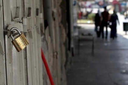 شرطة الاحتلال تُغلق محلات تجارية بالقدس