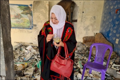الستينية نصرة أبو النصر تشدو فوق أنقاض منزلها الذي دمرته غارة جوية إسرائيلية