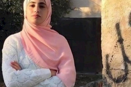 مستوطن يعتدي على الناشطة منى الكرد قبل ان تعتقلها شرطة الاحتلال