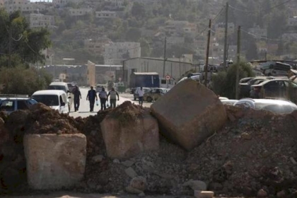 الاحتلال يغلق مدخل قرية المنية جنوب بيت لحم