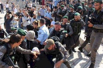 اعتقال 3 مواطنين وإصابة آخرين في القدس خلال قمع الاحتلال وقفة منددة بالإساءة للرسول