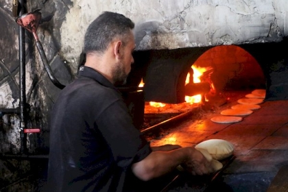صور: خبازون فلسطينيون يطهون الطعام على الحطب بسبب أزمة الكهرباء في مدينة رفح جنوب قطاع غزة