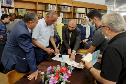 بالصور..  توقيع رواية "أسير الثلج"  للكاتب كمال صبح