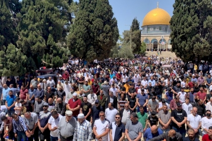 آلاف المصلين يؤدون صلاة الجمعة في رحاب المسجد الأقصى