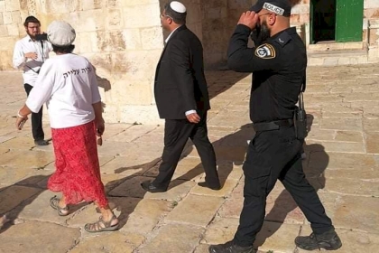 عشرات المستوطنين يقتحمون باحات الأقصى ويتقدمهم المتطرف "غليك"