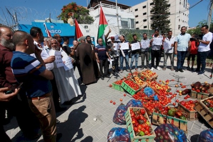 بالصور: اعتصام للمزارعين والتجار أمام الأمم المتحدة بغزة رفضا لشروط الاحتلال  التعجيزية على صادراتهم