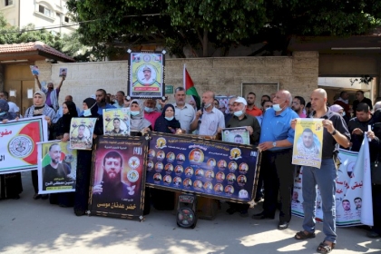 بالصور: فلسطينيون يشاركون في الاعتصام الأسبوعي للتضامن مع الأسرى المضربين عن الطعام أمام مقر الصليب الأحمر في مدينة غزة
