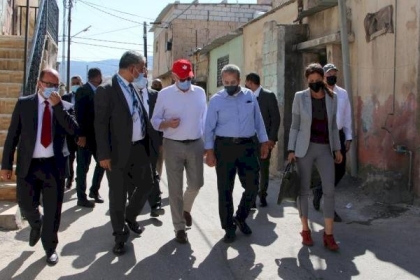 وزير الخارجية الكندي يطلع على أوضاع اللاجئين الفلسطينيين في مخيم ''جرش''