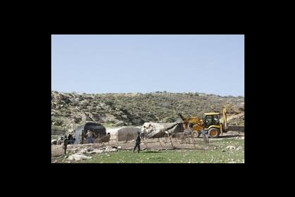 الاحتلال يخطر مواطناً بإزالة سياج من أرضه بالأغوار الشمالية