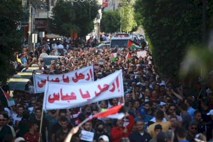 بالصور.. كيف تظاهر المئات وسط رام الله أمس  السبت للمطالبة برحيل الرئيس محمود عباس