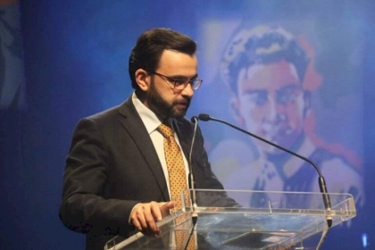 الرئيس عباس يقيل الوزير إيهاب بسيسو على خلفية اغتيال الناشط نزار بنات
