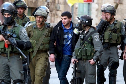 الاحتلال يعتقل شابًا من مخيم العروب بعد الاعتداء عليه