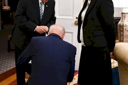 الرئيس الأمريكي يركع أمام مسؤولة إسرائيلية