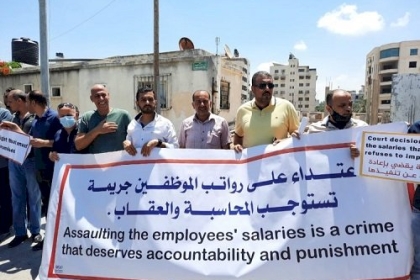 مطالبةً بالضغط على السلطة لإلغاء قرارات قطع الرواتب.. لجنة المقطوعة رواتبهم: العقوبات الجماعية المفروضة على قطاع غزة  استقواء على الحقوق والحريات