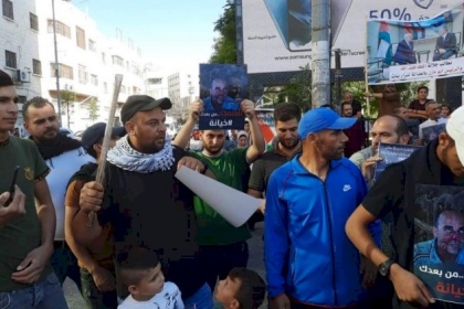 وقفة في الخليل تنديدًا باغتيال بنات ورفضاً لقمع التظاهرات