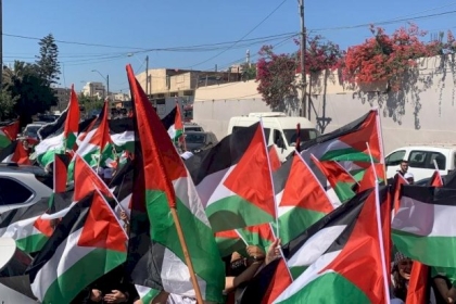 بالصور: أهالي أم الفحم يُنظمون مسيرة الأعلام الفلسطينية الأولى