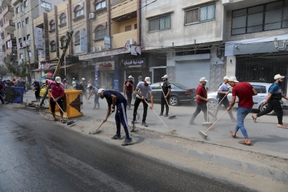 بالصور.. متطوعون فلسطينيون يشاركون في تنظيف الشوارع خلال حملة مُصابكم مُصابُنا لتجميل شوارع غزة