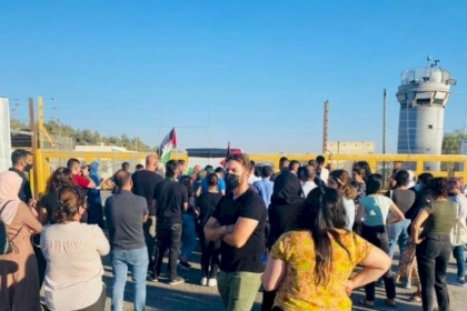 الاحتلال يقمع وقفة أمام معتقل "عوفر" للمطالبة بالإفراج عن الأسيرة خالدة جرار