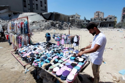 بالصور.. باعة فلسطينيون يعرضون بضاعتهم مكان برج الشروق الذي دمرته الطائرات الحربية الإسرائيلية خلال التصعيد الأخير على قطاع غزة