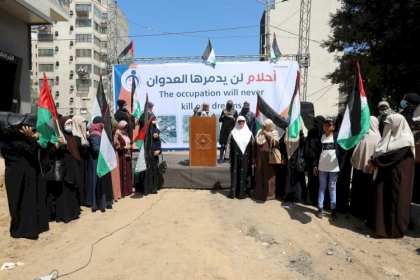 بالصور: المؤسسات النسائية يُشاركن في وقفة تضامنية بعنوان "أحلام لن يدمرها العدوان" أمام منزل الكولك في مدينة غزة