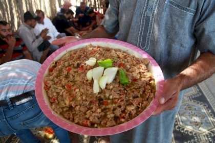 بالصور: "فتة العجر".. أكلة تراثية تجمع الماضي والحاضر في غزة