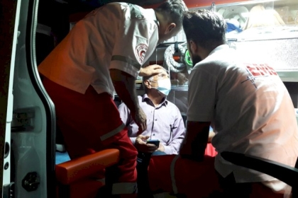 الخليل: إصابة مواطن جراء اعتداء مستوطنين مسلحين عليه بتل الرميدة